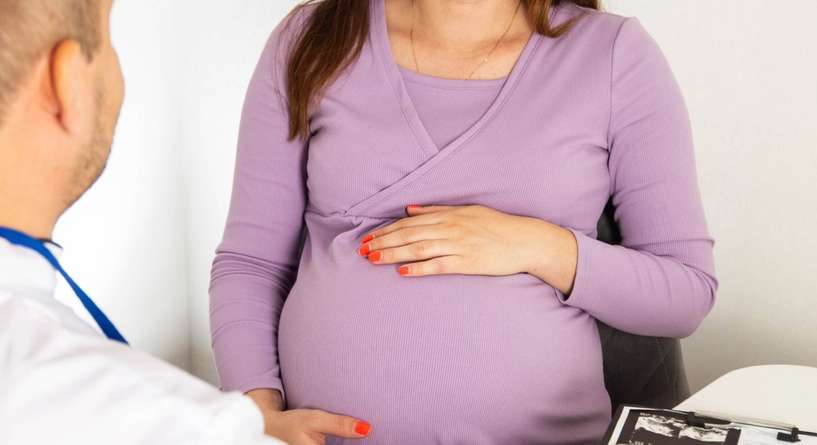 امرأة في الشهر التاسع من الحمل