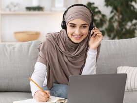 طالبة تدرس عن بعد
