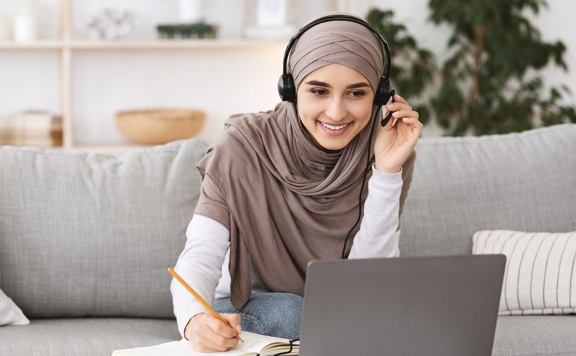 طالبة تدرس عن بعد