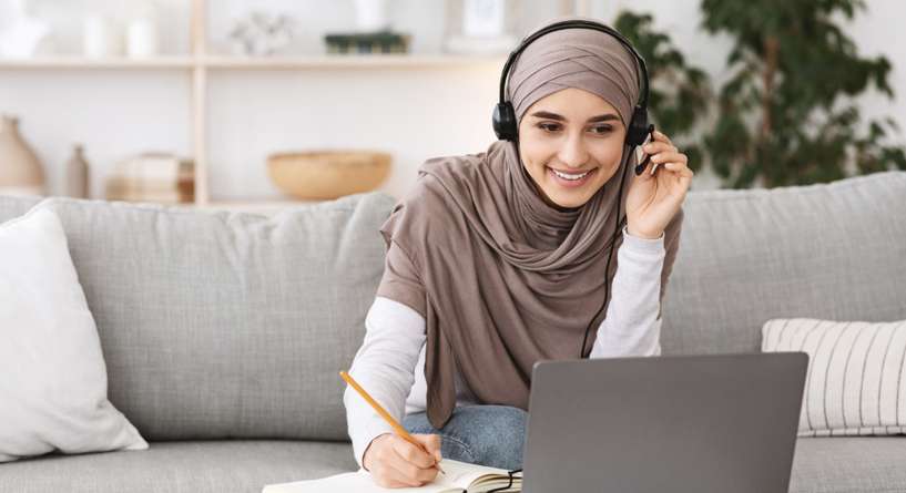 طالبة تدرس عن بعد