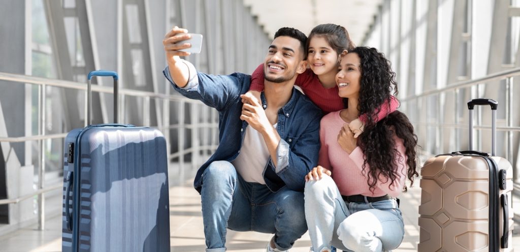عائلة وحقيبة سفر في المطار
