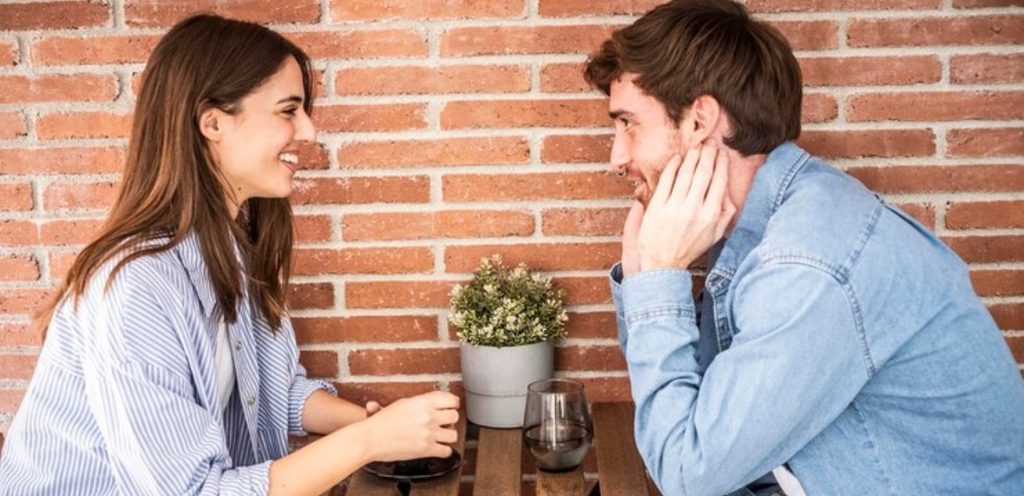 رجل ينظر إلى امرأة نظرة إعجاب