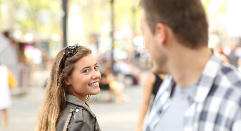 رجل ينظر إلى امرأة