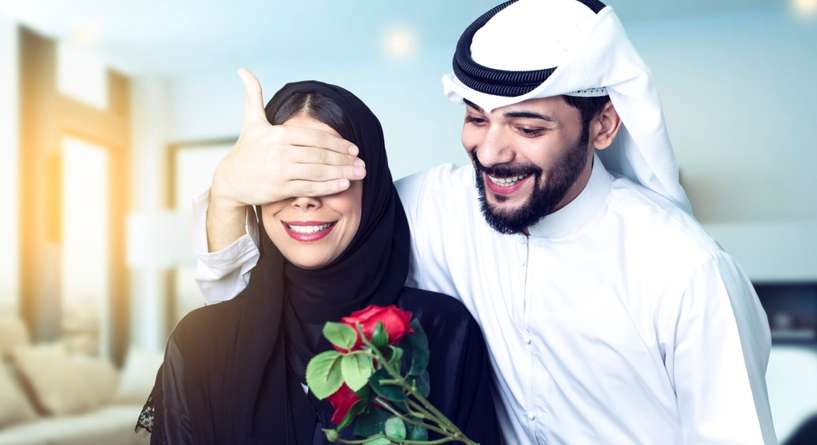 رجل يحمل الورود لزوجته