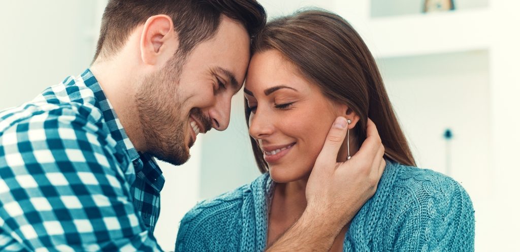 رجل ينظر إلى امرأة نظرة حب