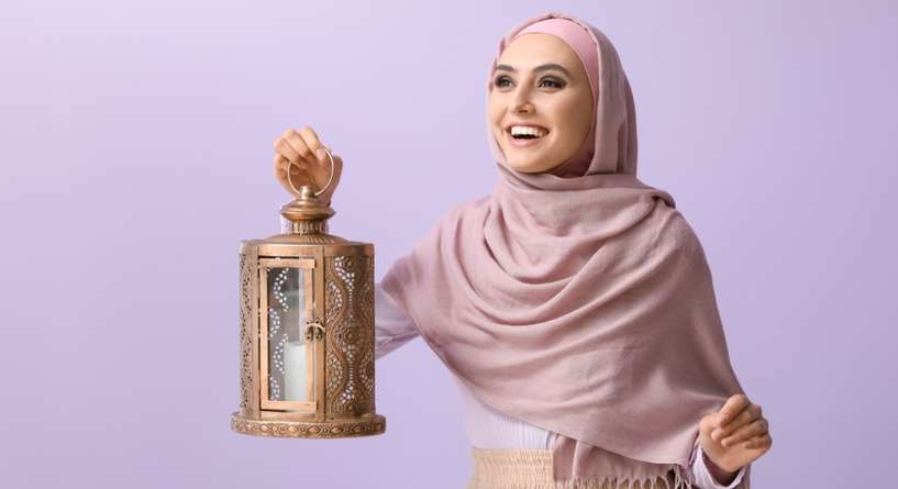 امرأة تحمل فانوس رمضان