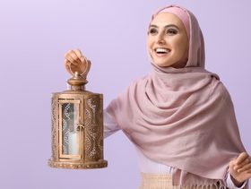امرأة تحمل فانوس رمضان