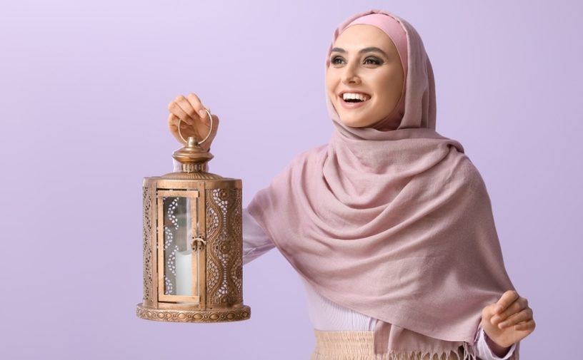امرأة تحمل فانوس رمضان