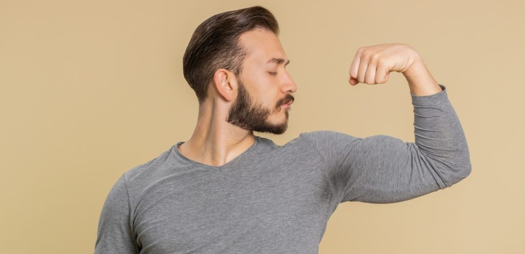رجل يستعرض عضلاته