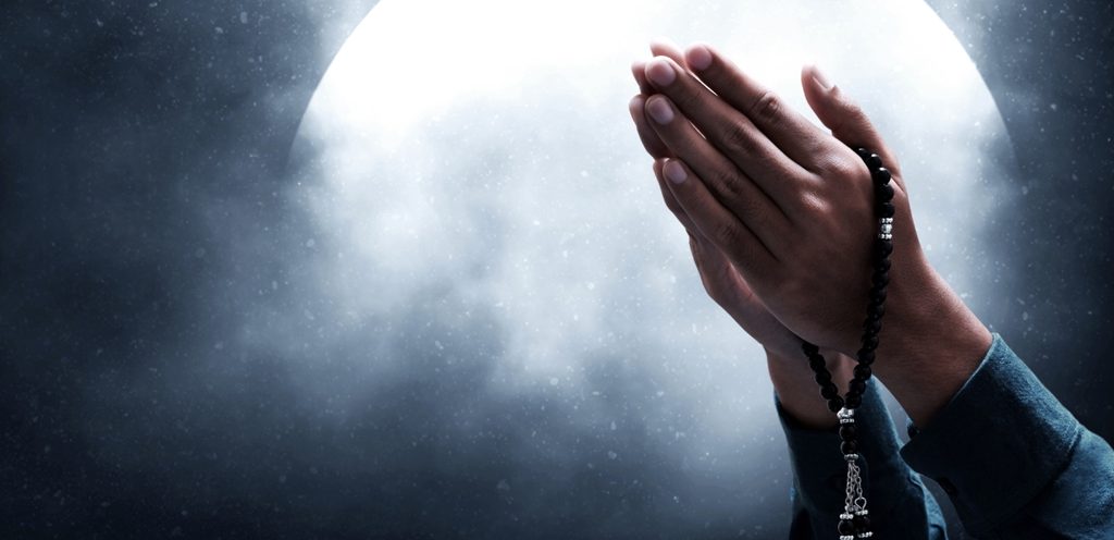 يدان في حالة الدعاء