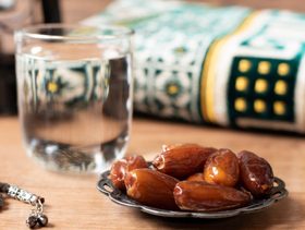 ماء زمزم وتمر