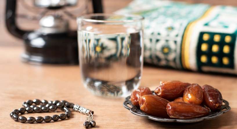 ماء زمزم وتمر