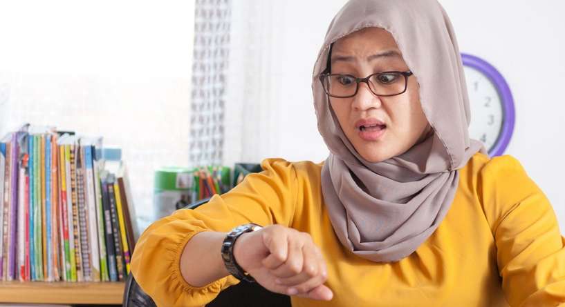 امرأة تنظر في ساعتها