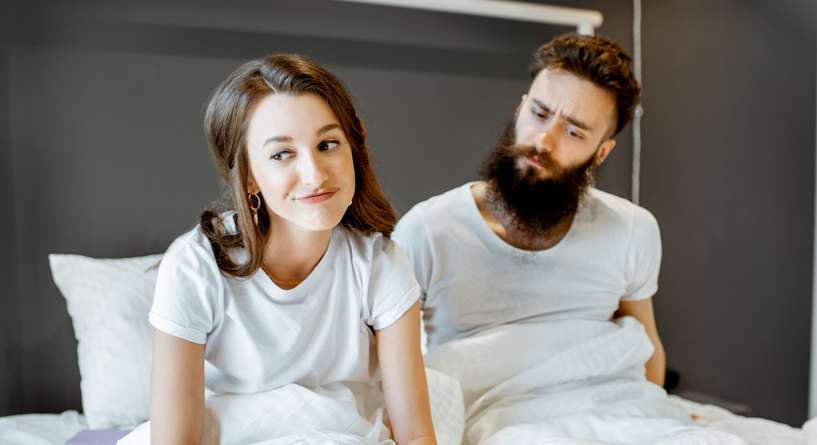 زوجة تمزح مع زوجها