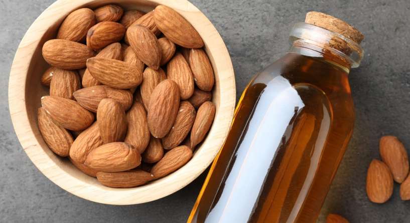لوز وعبوة من زيت اللوز