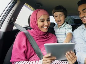 عائلة في رحلة بالسيارة
