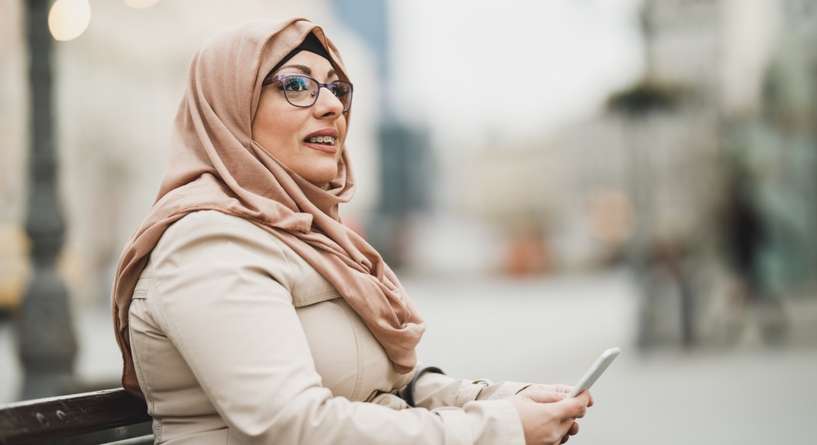 سيدة تجري اختبار ذكاء