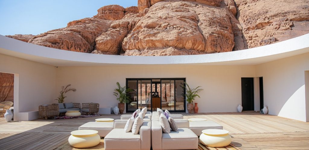 شاليه وسط الجبال الصخرية