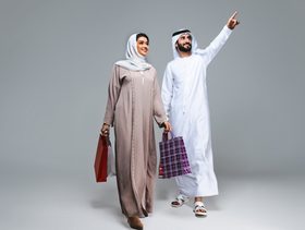 زوجان في رحلة سياحية