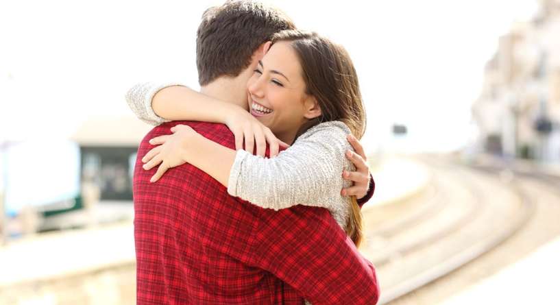 زوجان يحضنانا بعضهما بلهفة