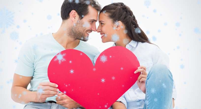 زوجان يحملان قلبًا أحمر