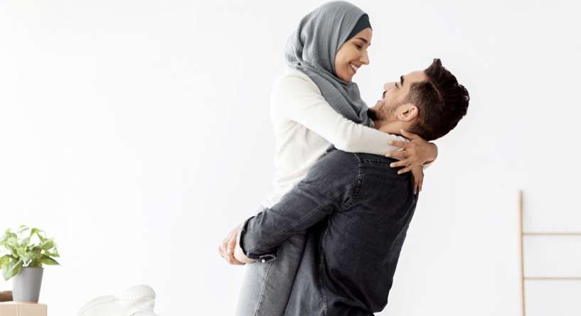 رجل يعانق زوجته