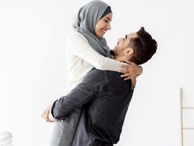 رجل يعانق زوجته