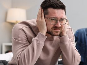 رجل يرفض الإصغاء لزوجته