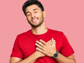رجل يضع يديه فوق قلبه