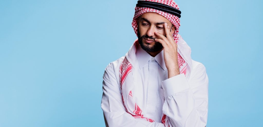 رجل عربي يفكر