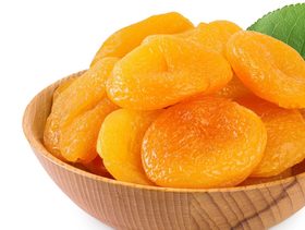 طبق من المشمش المجفف