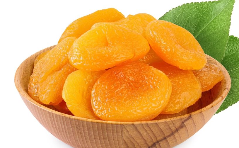 طبق من المشمش المجفف