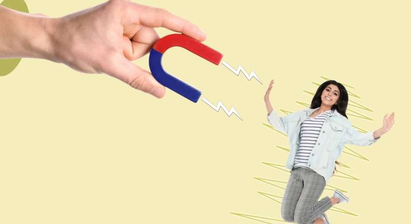 امرأة تجذبها طاقة المغناطيس