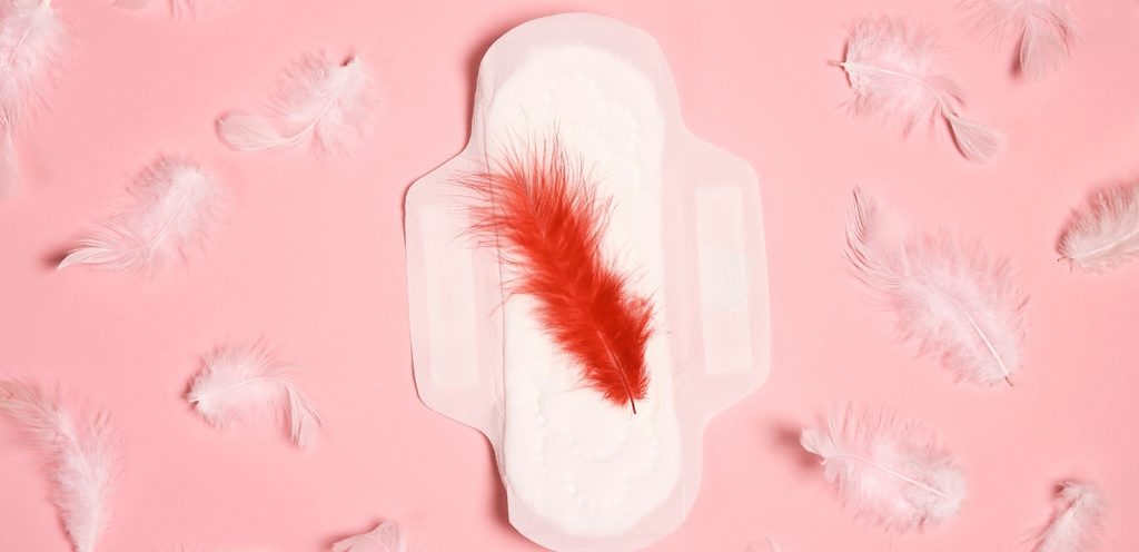 فوطة صحيّة عليها ريشة باللون الأحمر