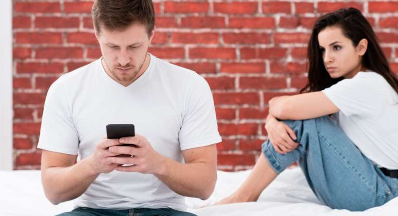كيف تكشفين خيانة زوجك؟ 9 إشارات لا تخطئ!