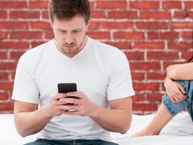 كيف تكشفين خيانة زوجك؟ 9 إشارات لا تخطئ!