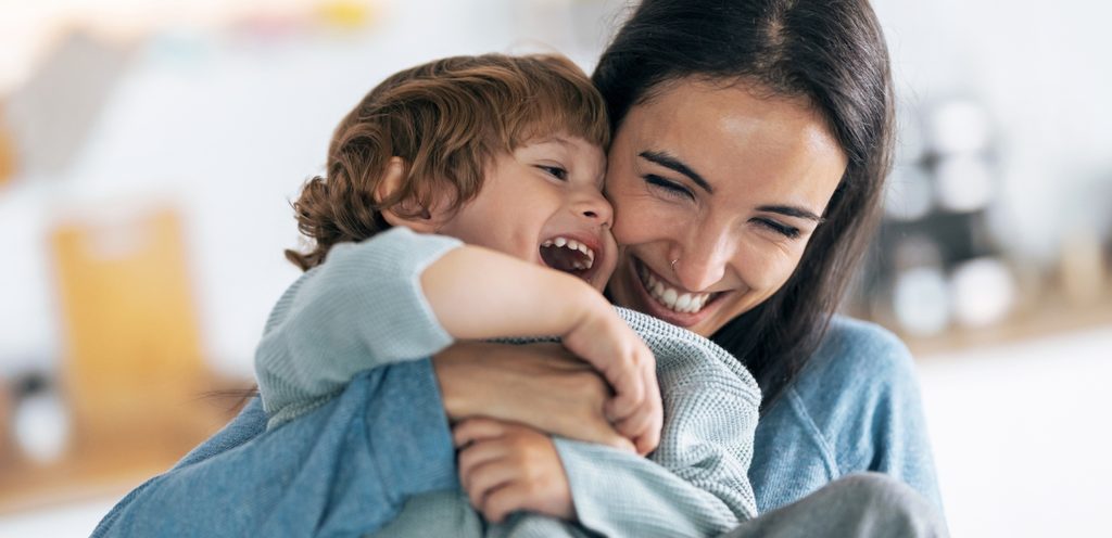 امرأة تعانق طفلها بسعادة