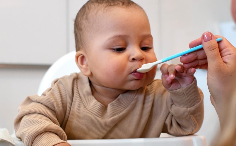 الأطعمة المهروسة: لماذا قد تكون عدوًا لصحة أسنان طفلك؟