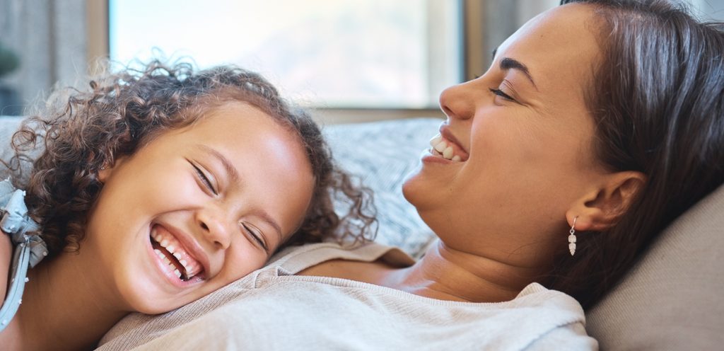 أمّ وطفلتها تضحكان