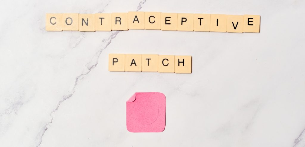 لصقة منع حمل باللون الزهري مع كتابة اسمها باللغة الانجليزيّة