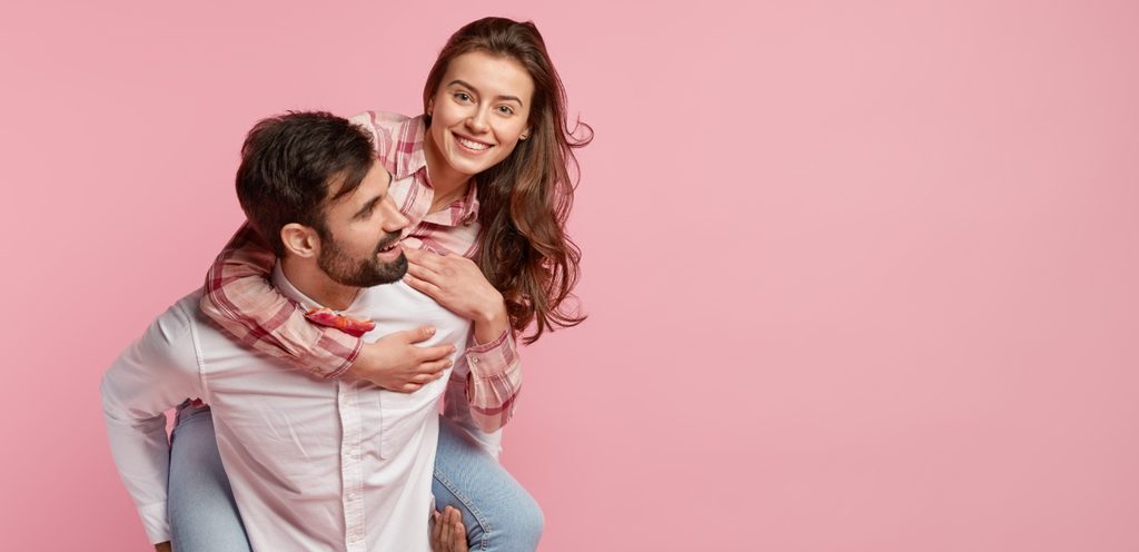 رجل يحمل شريكته على ظهره