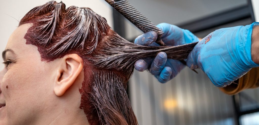 امرأة تصيغ شعرها في صالون تجميل