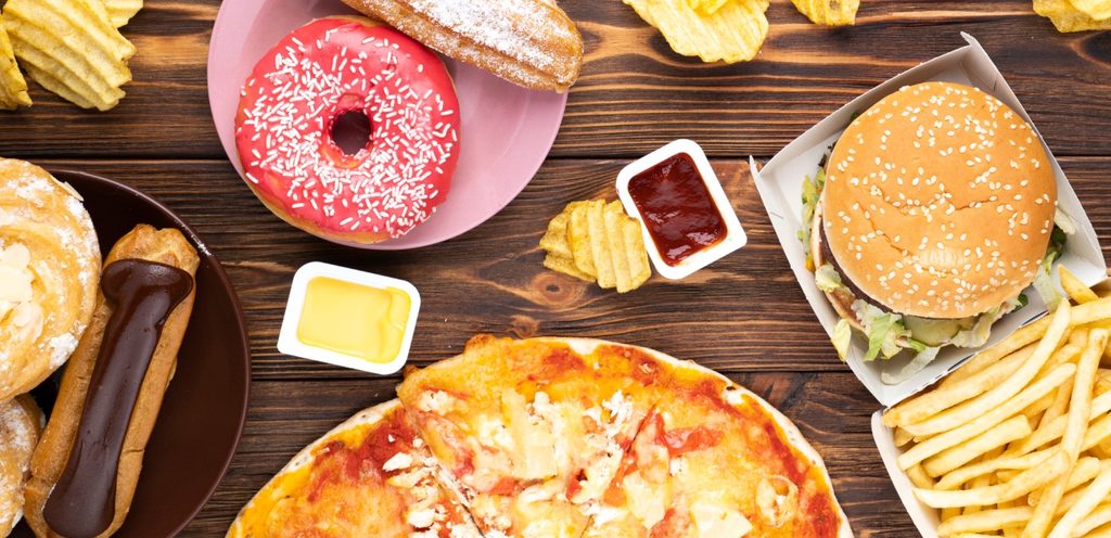 مجموعة من الأطعمة غير الصحيّة