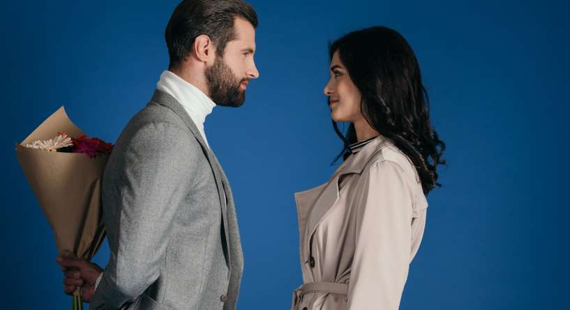 علامات تفضح إعجاب الرجل بالمرأة من بعيد​