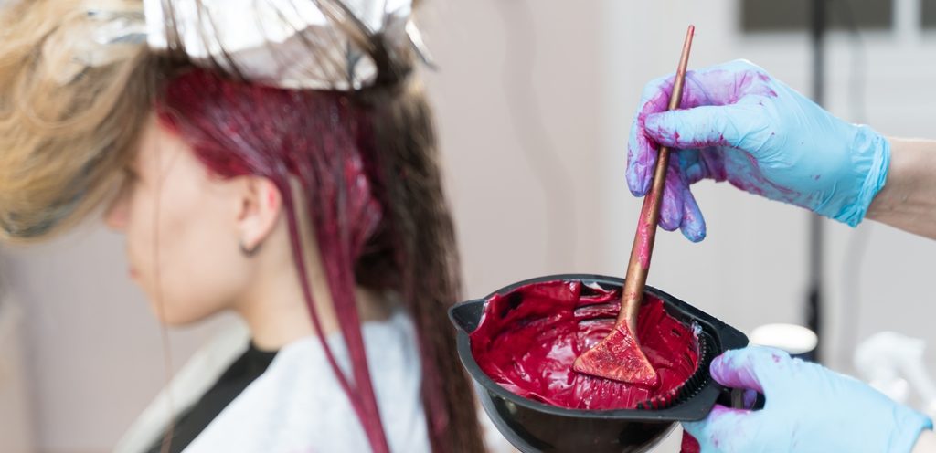 صبغ شعر امرأة