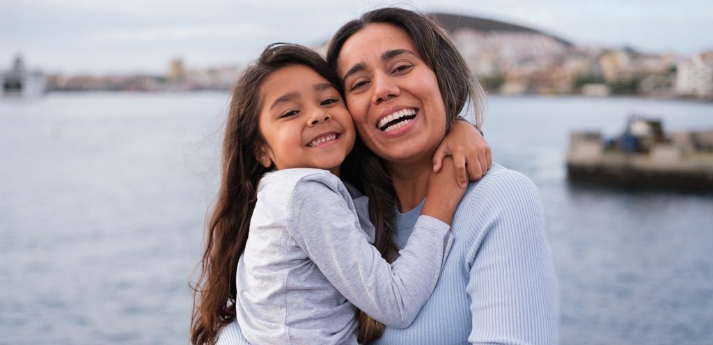 طفلة تعانق والدتها بسعادة