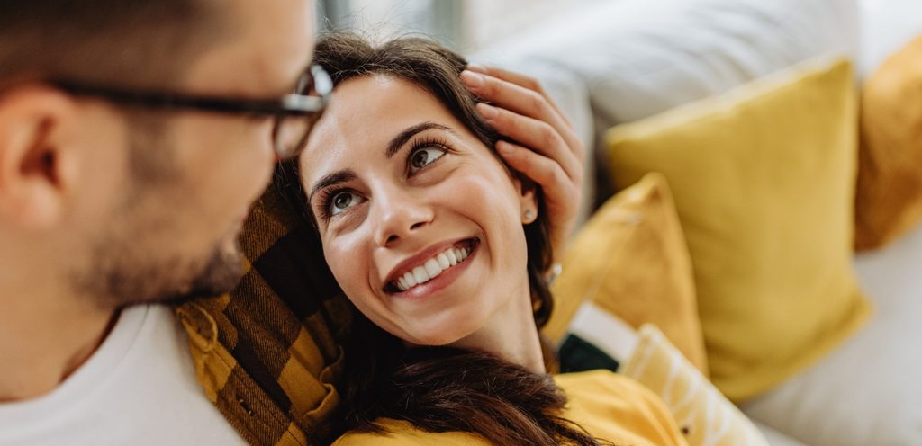 امرأة سعيدة تنظر إلى شريكها بحبّ