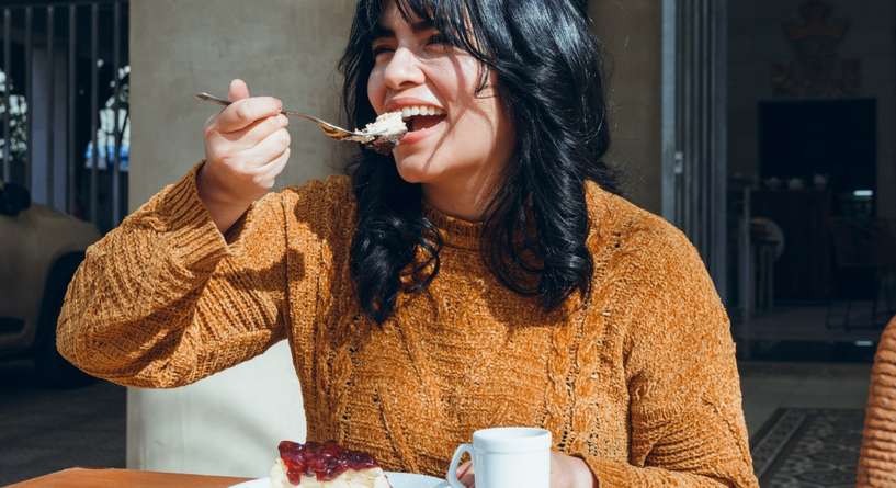 تفسير حلم اكل الحلا للعزباء​