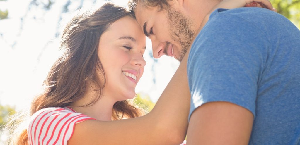 رجل ينظر إلى امرأة نظرة إعجاب