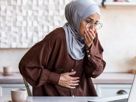 امرأة تشعر بالغثيان